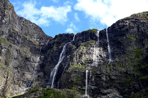 A cachoeira nas montanhas da Noruega