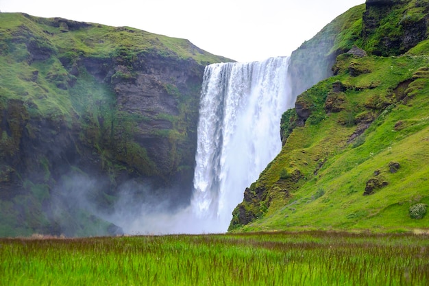 A cachoeira skogafoss na islândia