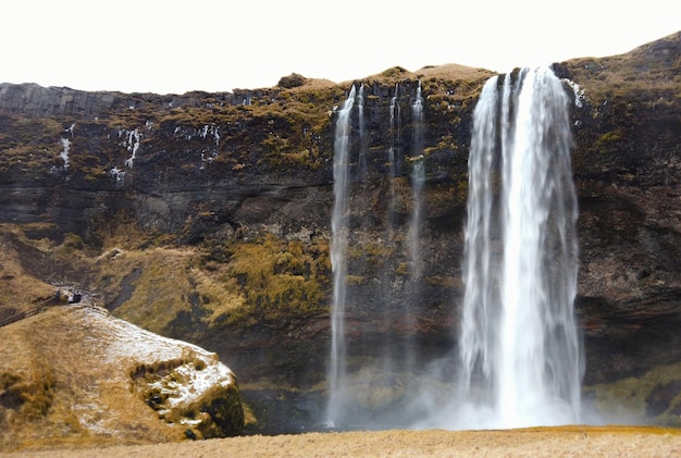 A cachoeira skogafoss no inverno islândia