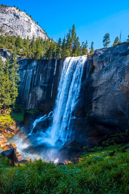 A cachoeira Vernal Falls na foto vertical do Parque Nacional de Yosemite, Califórnia