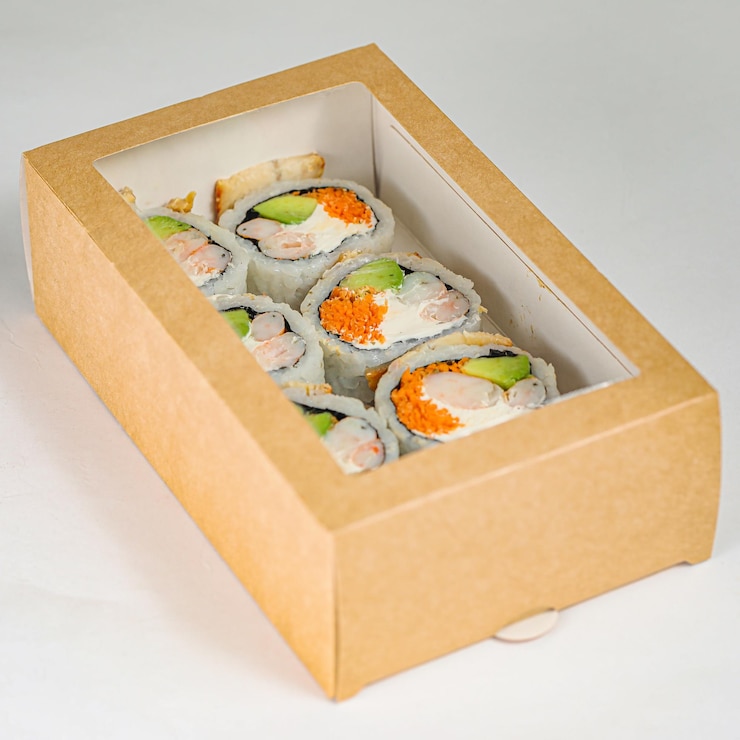 Foto a caixa de sushi aberta tenta com uma variedade recém-preparada