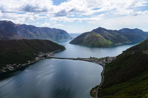 A calçada de Melide atravessa o Lago Lugano, no cantão suíço do Ticino