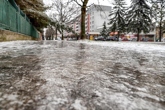 A calçada na cidade cobriu crosta de gelo