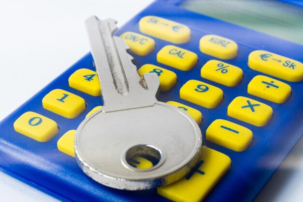 A calculadora e o fundo branco do close up da macro da chave home