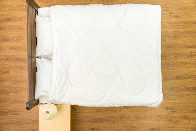 Foto a cama com lençóis brancos. vista de cima