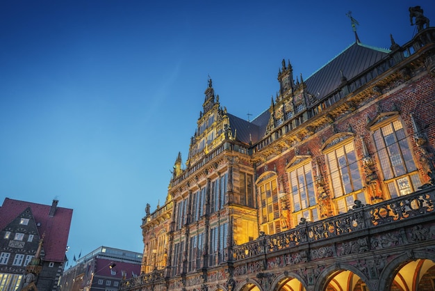 Foto a câmara municipal velha à noite em bremen, alemanha