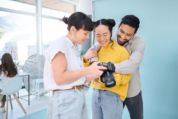 A câmera de fotografia e a equipe verificam os resultados das fotos imagem de memória criativa ou produção de Tóquio no Japão Criatividade de arte de lente e parceria de fotógrafo feliz trabalho em equipe e análise de foto artística
