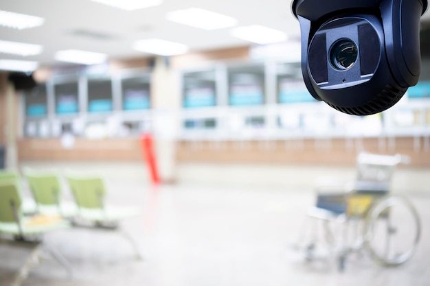 A câmera de segurança CCTV operando no desfoque do hospital de escritório