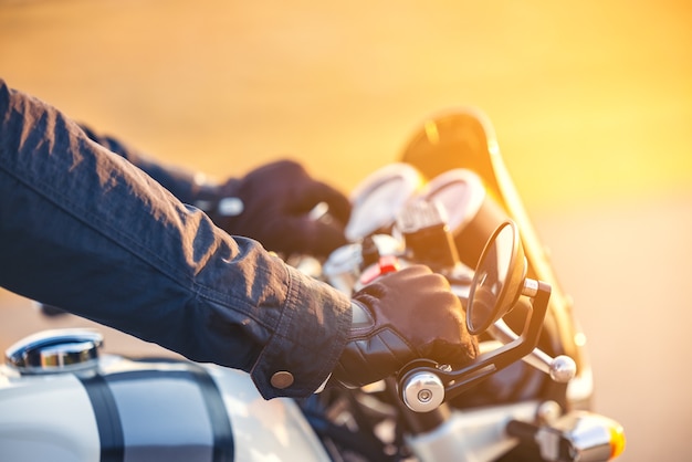 A caminho das férias de verão em uma motocicleta, vista cortada Close-up da alavanca de controle da motocicleta clássica