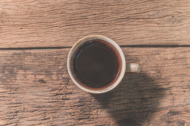 A caneca de café está na mesa. O conceito de beber café.