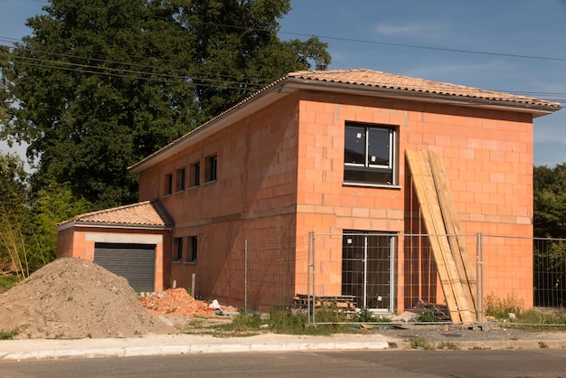 Foto a carcaça de uma casa isolada de tijolo em construção maciça
