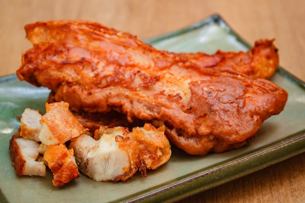 A carne de porco listrado fritada, denomina o alimento tailandês.