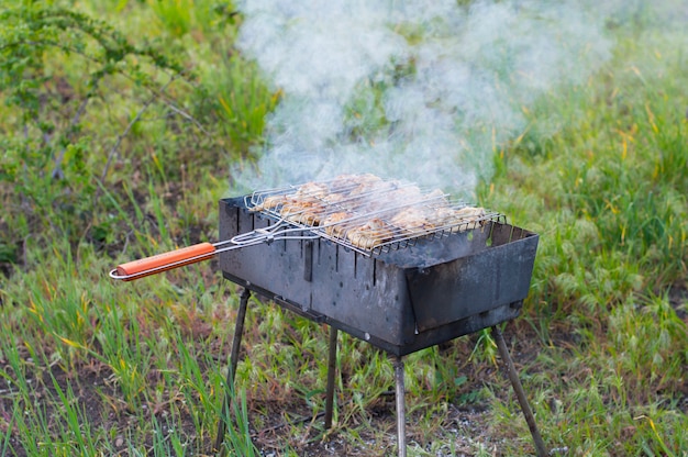 A carne é frita em uma grade na grelha