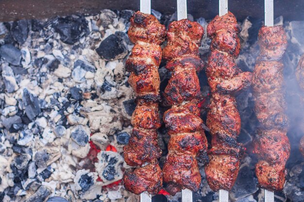 A carne em espetos é cozida em brasas