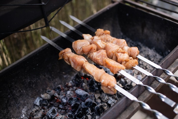 A carne no espeto é frita na grelha