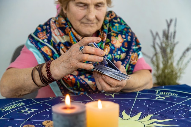 A cartomante lê o foco seletivo das cartas de tarô