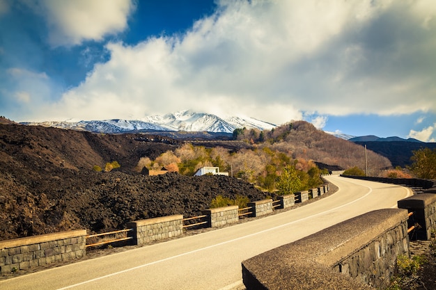 A casa coberta de cinzas perto do Etna