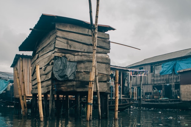 Foto a casa de makoko orgulhosa