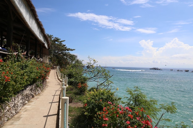 A casa de praia está localizada na ilha de bali.