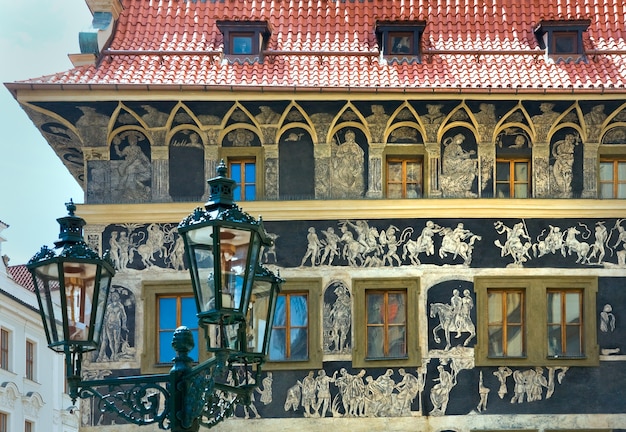 Foto a casa - no momento com sgraffito art, praça da cidade velha, praga, república tcheca (foi construída no início do século 15)