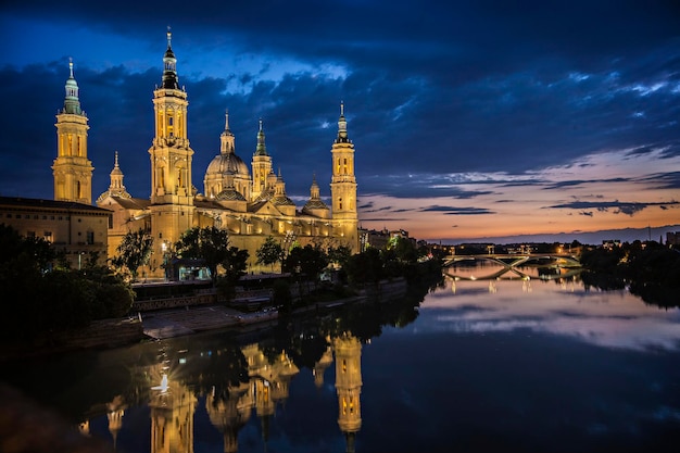 A Catedral-Basílica de Nossa Senhora do Pilar com luzes noturnas, Igreja Católica Romana