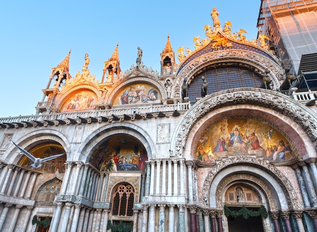 Foto a catedral basílica patriarcal de são marcos. veneza, itália. prédio em 828, arquiteto domenico i contarini.