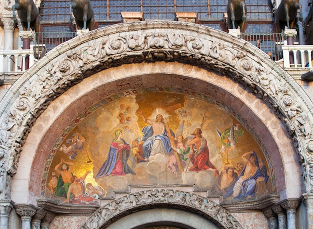 Foto a catedral basílica patriarcal de são marcos, veneza.