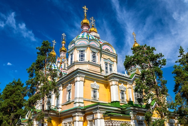 A Catedral da Ascensão, uma catedral ortodoxa russa localizada no Parque Panfilov de Almaty, Cazaquistão