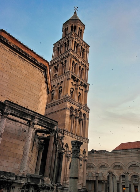 A catedral da cidade portuária croata de Split na noite