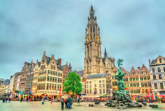 A catedral de nossa senhora e a fonte silvius brabo na praça grote markt em antuérpia, bélgica