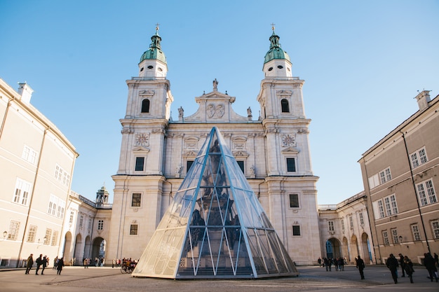 A Catedral de Salzburgo, um dos pontos turísticos mais notáveis e pitorescos da cidade. A fachada majestosa do edifício é feita no estilo arquitetônico do início do barroco. Áustria, Europa.