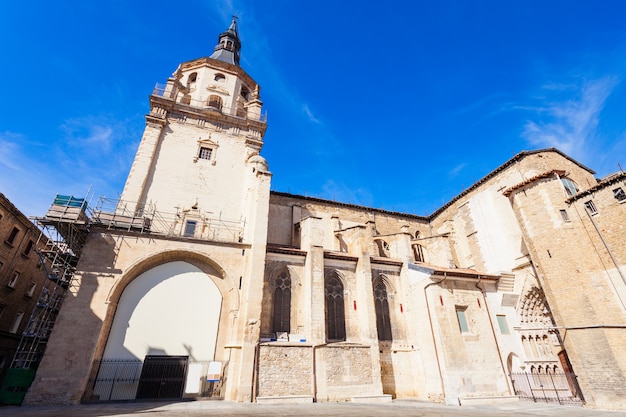 A Catedral de Santa Maria de Vitoria é uma catedral católica romana de estilo gótico localizada em Vitoria-Gasteiz, País Basco, Espanha