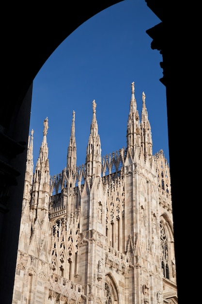 A catedral gótica levou quase seis séculos para ser concluída. É a quarta maior catedral do mundo e de longe a maior da Itália.