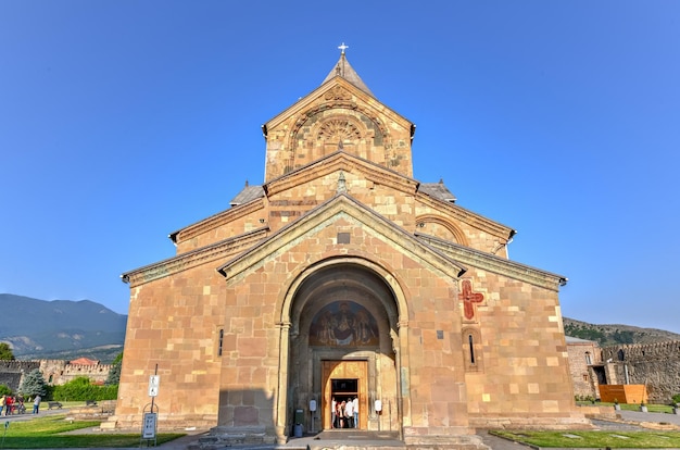Foto a catedral svetitskhoveli é uma catedral ortodoxa oriental localizada na cidade histórica de mtskheta, na geórgia, a noroeste da capital georgiana, tbilisi.