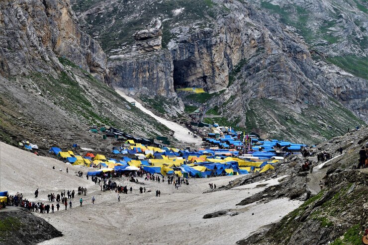 Foto a caverna de amarnath com um shivlingam de gelo em jammu e caxemira, na índia, é um famoso local de peregrinação hindu.