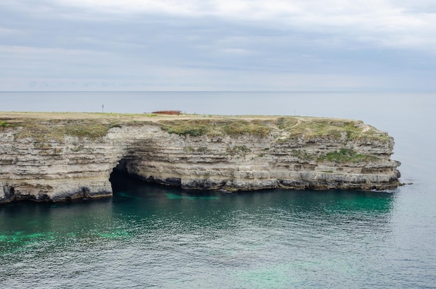 A caverna do mar no topo das falésias