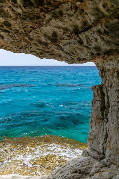 A caverna pitoresca incomum está localizada na costa do Mediterrâneo. Chipre, Ayia Napa.