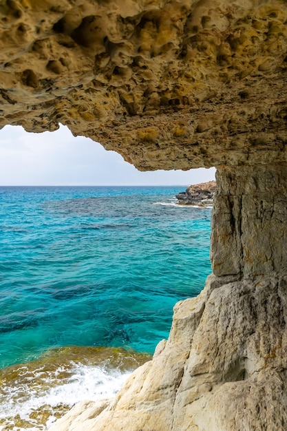 A caverna pitoresca incomum está localizada na costa mediterrânea Chipre Ayia Napa