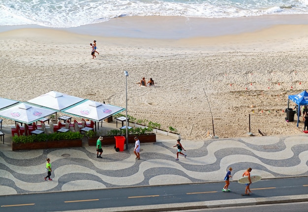 A cena da manhã da praia de copacabana no rio de janeiro, brasil, américa do sul