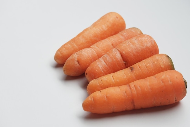 A cenoura baby é uma cenoura vendida em tamanho menor antes de atingir a maturidade