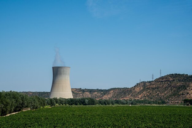 Foto a central nuclear de asco contra as montanhas e o céu azul