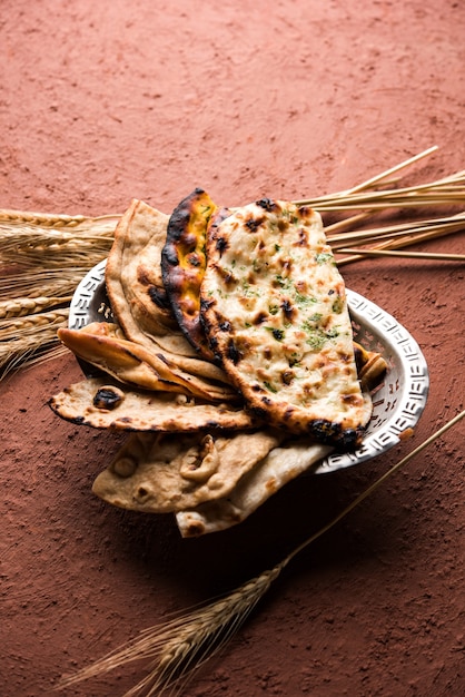 A cesta de pães indianos variados inclui chapati, tandoori roti ou naan, paratha, kulcha, fulka, missi roti