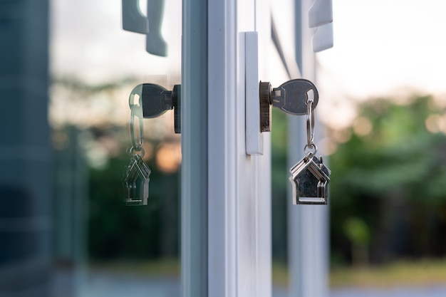 A chave da nova casa está ligada à porta. A chave está ligada à maçaneta. A ideia de alugar, comprar ou vender casas