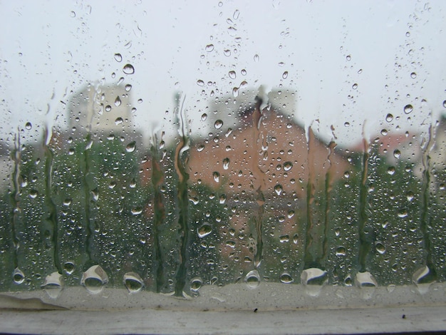 A chuva dos dias chuvosos cai na superfície da janela