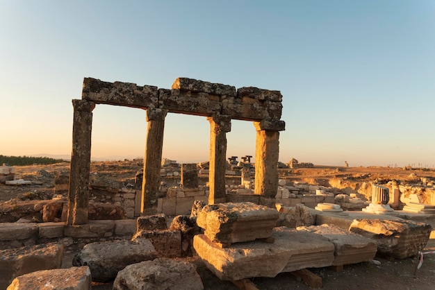 A cidade antiga de Blaundus arruina pedras dos arcos