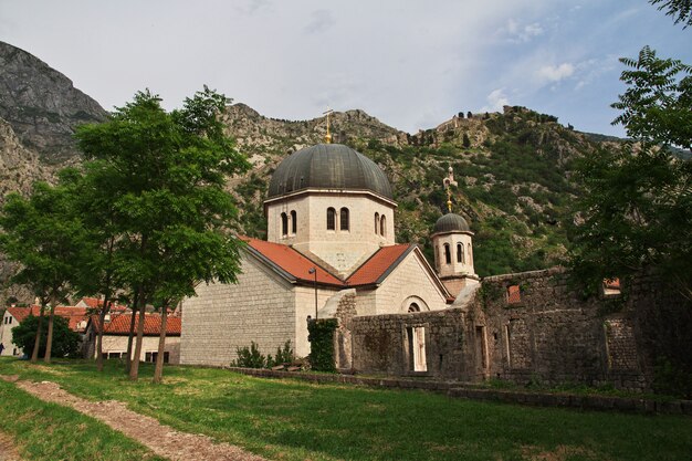 A cidade antiga Kotor na costa do Adriático, Montenegro