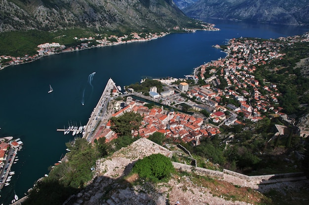 A cidade antiga Kotor na costa do Adriático, Montenegro