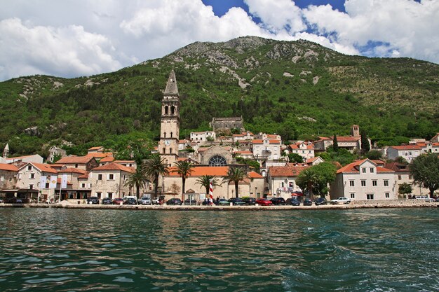 A cidade antiga Perast na costa do Adriático, Montenegro