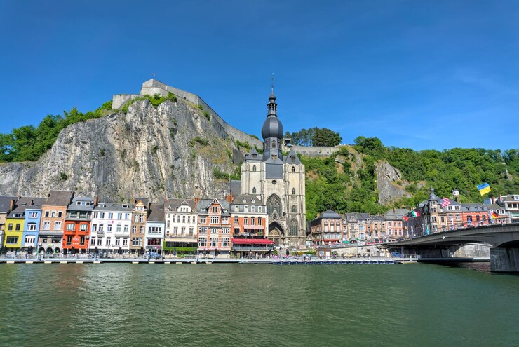 A cidade belga Dinant no rio Meuse