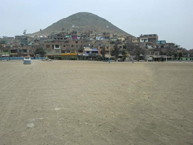 A cidade de Collique na encosta de uma montanha, ao norte de Lima, capital do Peru.